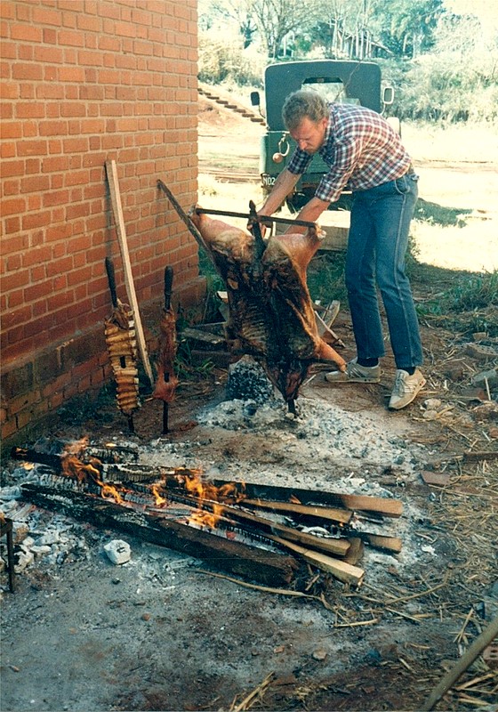 1988.08.09 argentina Misiones Linea Cuchilla 06 Cerdo espetado y matambre